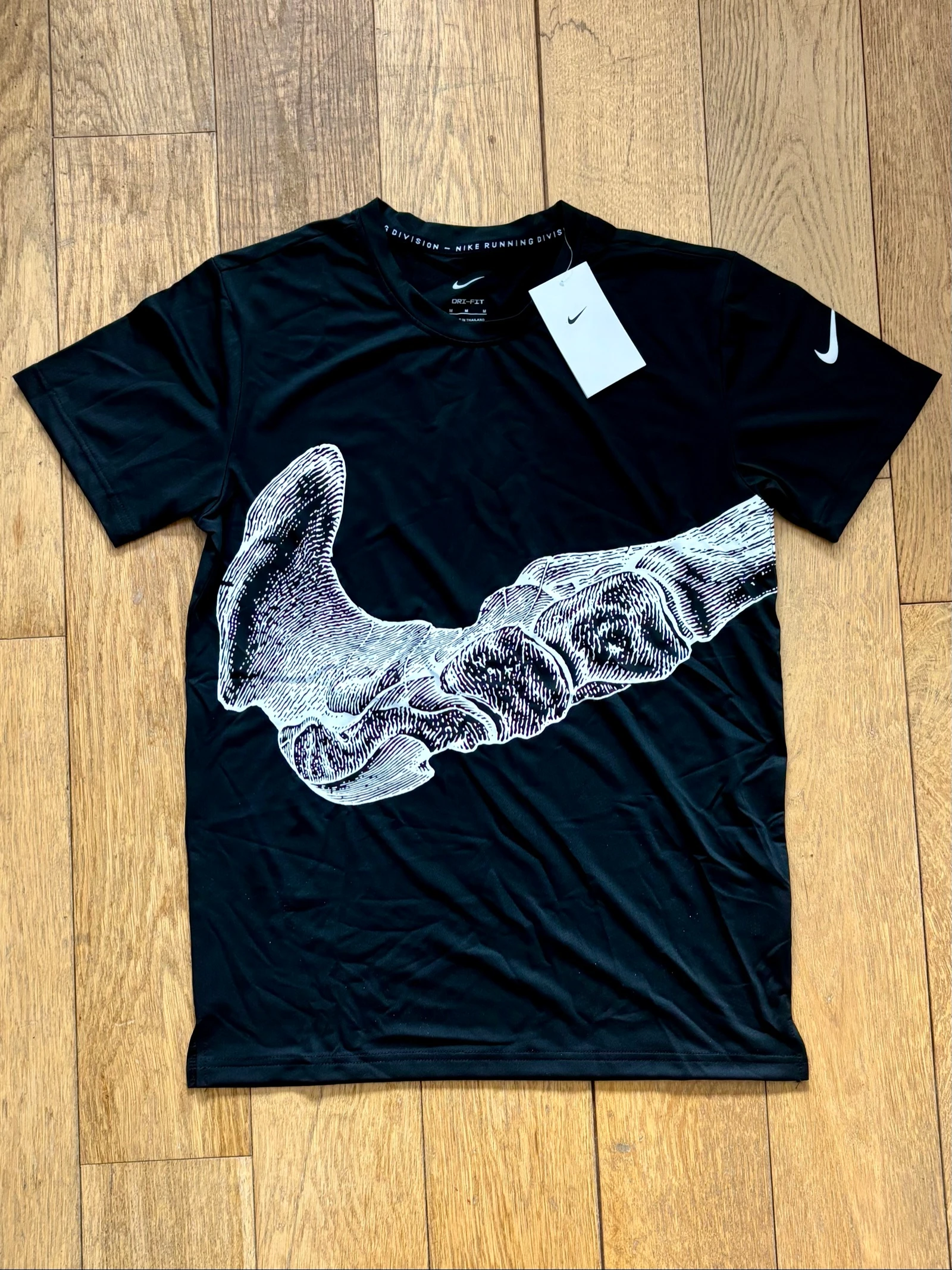 T shirt de sport Nike dri-fit noir avec motif de squelette S